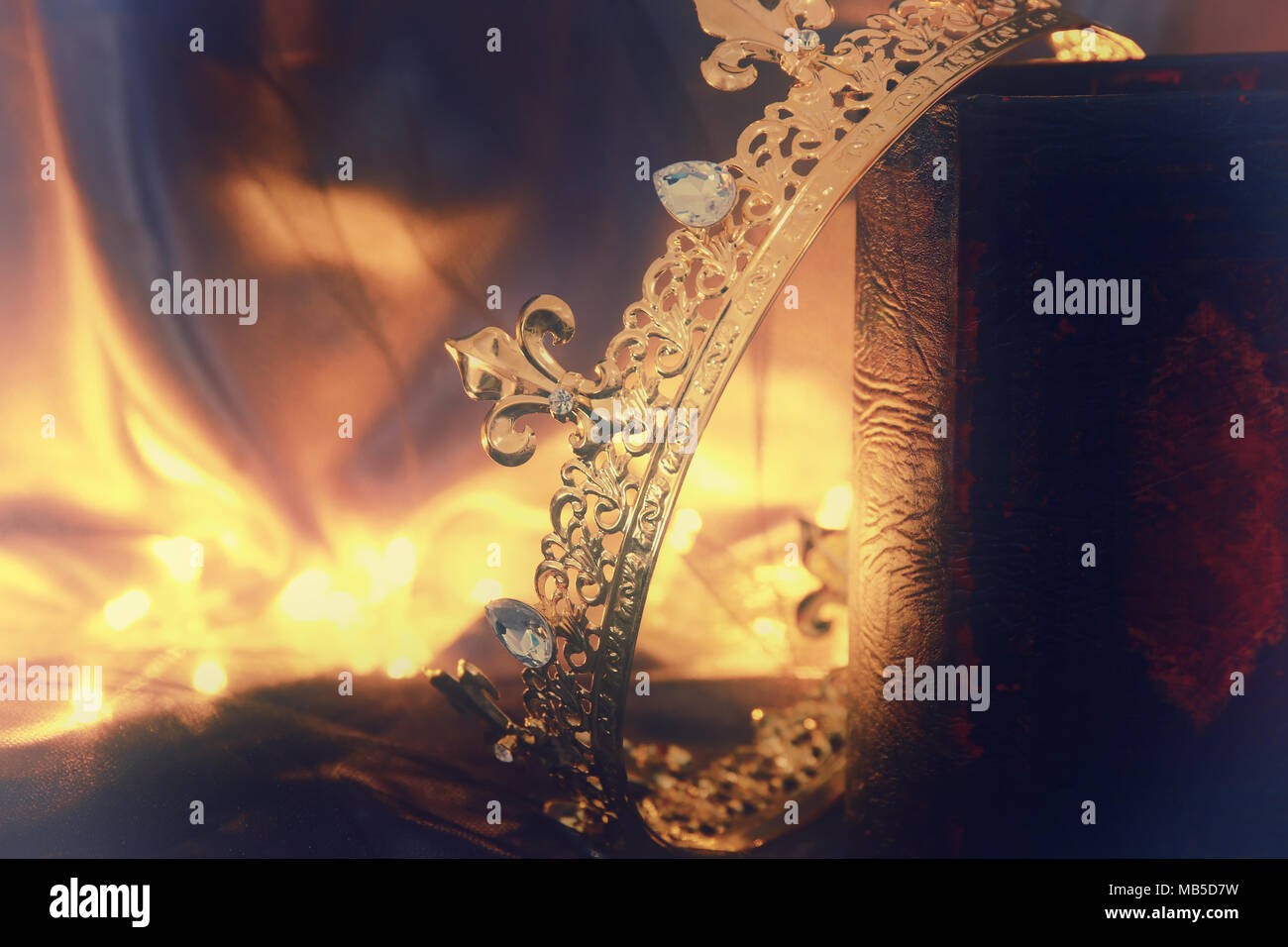 Tasto basso immagine di splendida queen/king crown sul vecchio libro. fantasy periodo medievale Foto Stock