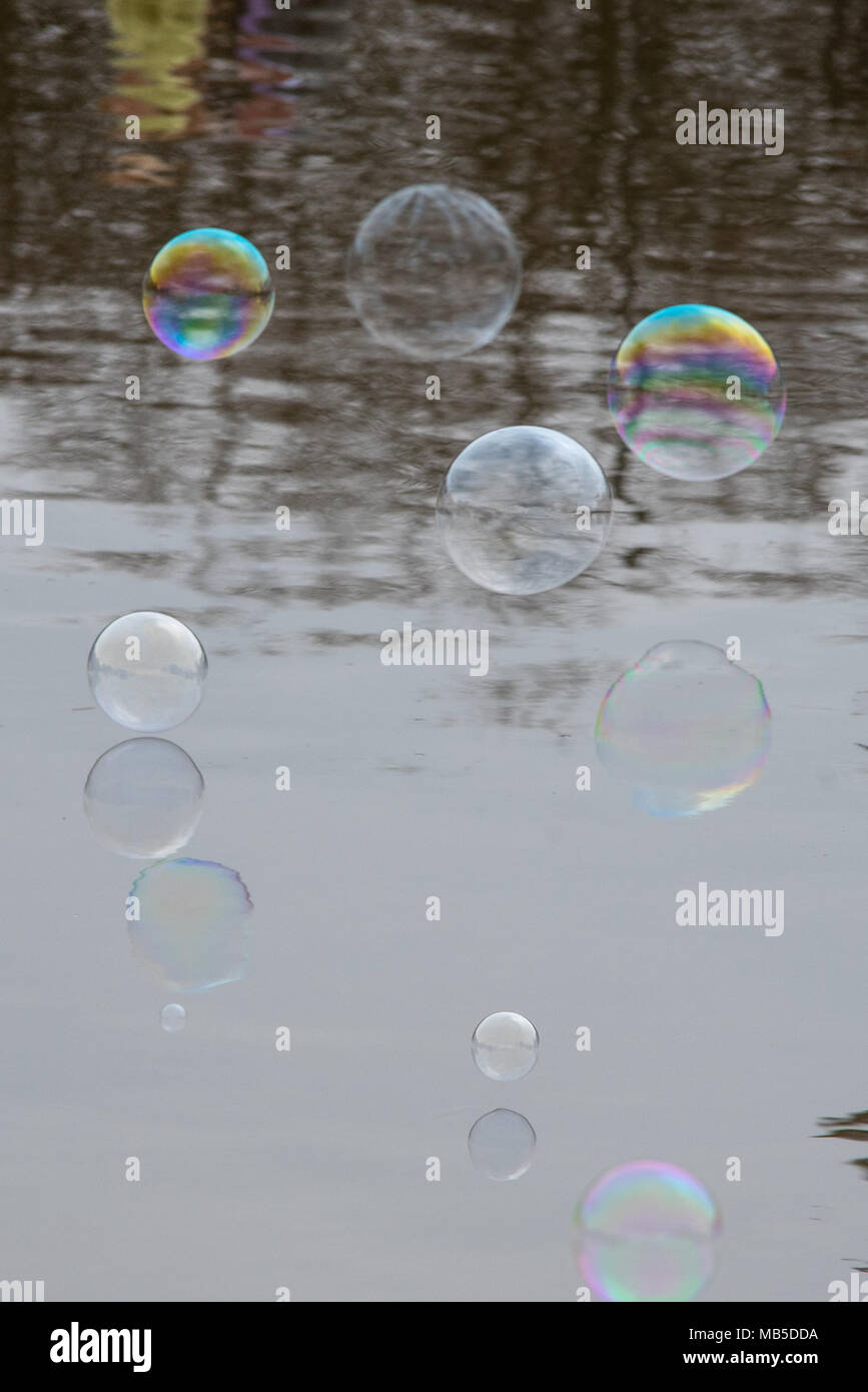 Immagine astratta sferiche di bolla di sapone su acqua Foto Stock