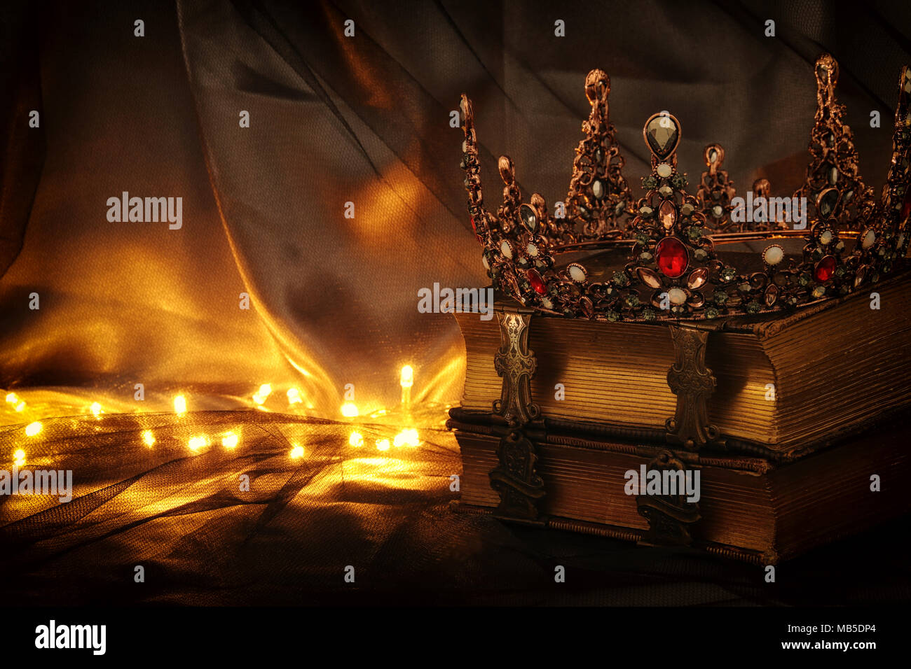 Tasto basso immagine di splendida queen/king crown sul vecchio libro. fantasy periodo medievale Foto Stock