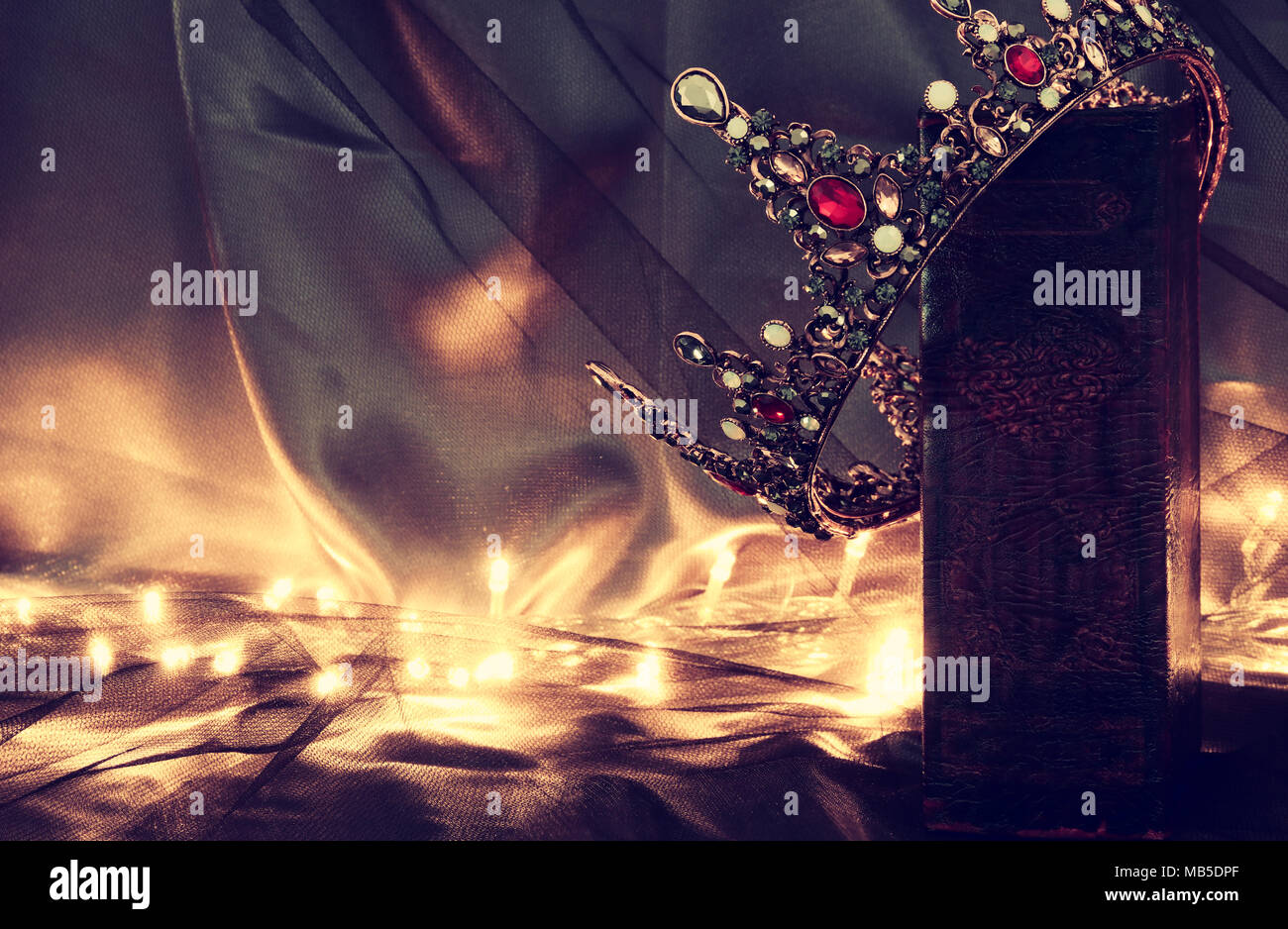 Tasto basso immagine di splendida queen/king crown sul vecchio libro. fantasy periodo medievale Foto Stock