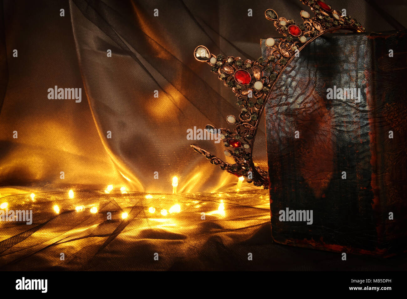 Tasto basso immagine di splendida queen/king crown sul vecchio libro. fantasy periodo medievale Foto Stock