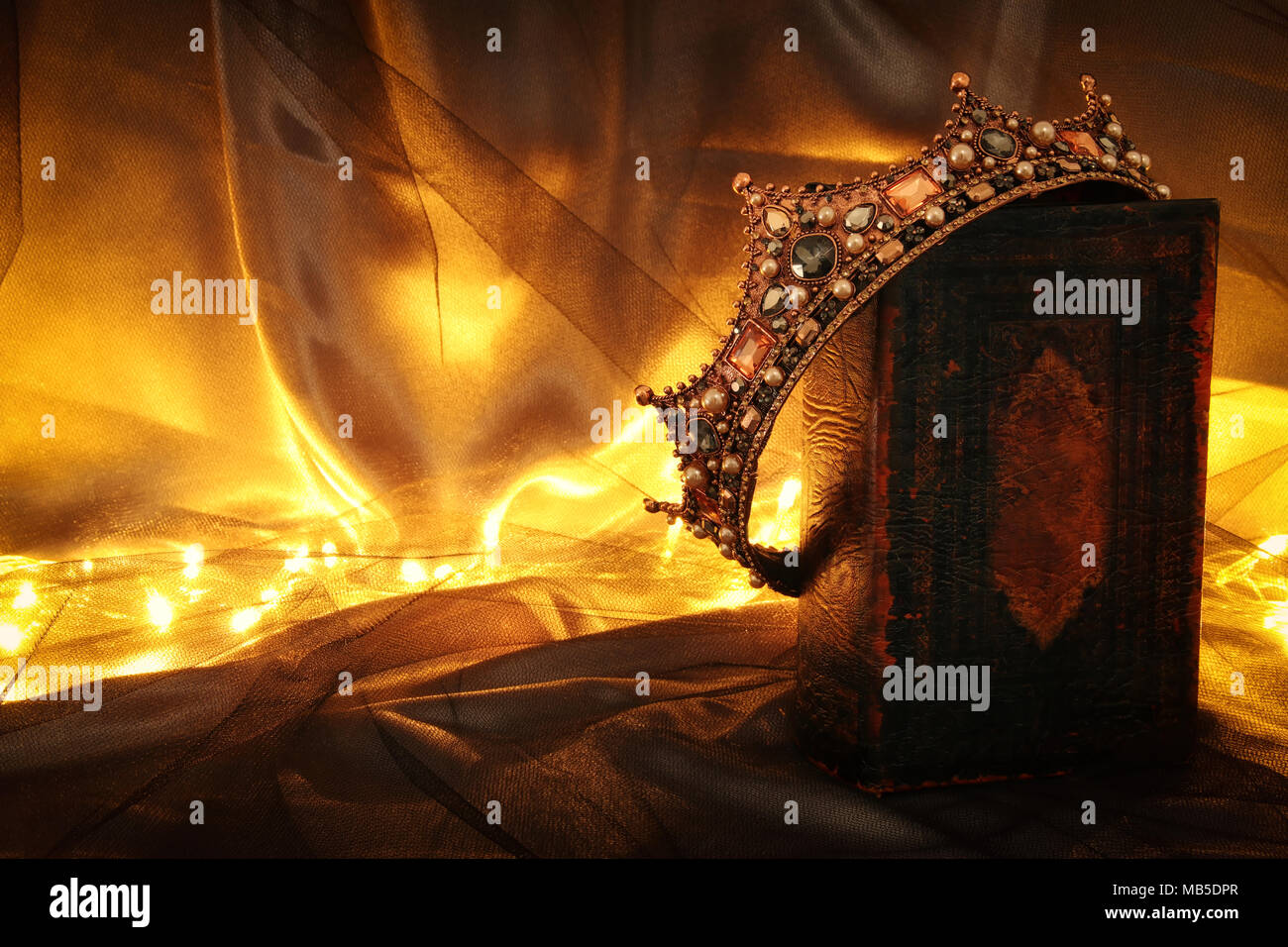 Tasto basso immagine di splendida queen/king crown sul vecchio libro. fantasy periodo medievale Foto Stock