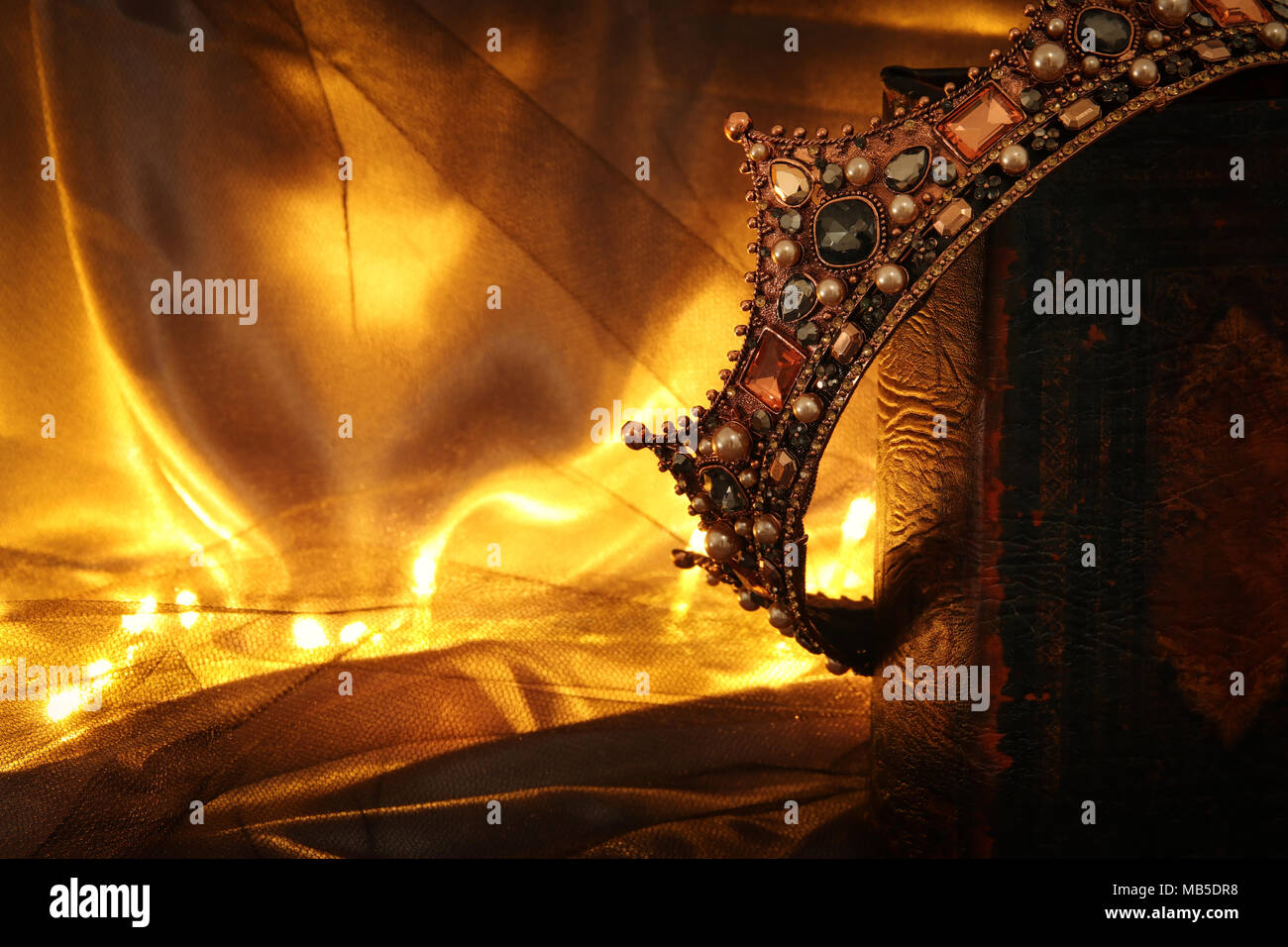 Tasto basso immagine di splendida queen/king crown sul vecchio libro. fantasy periodo medievale Foto Stock