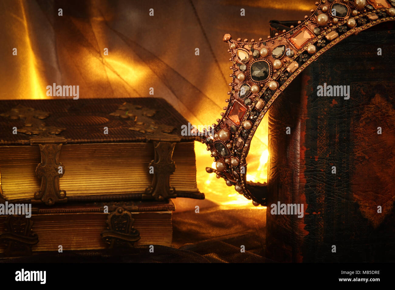 Tasto basso immagine di splendida queen/king crown sul vecchio libro. fantasy periodo medievale Foto Stock