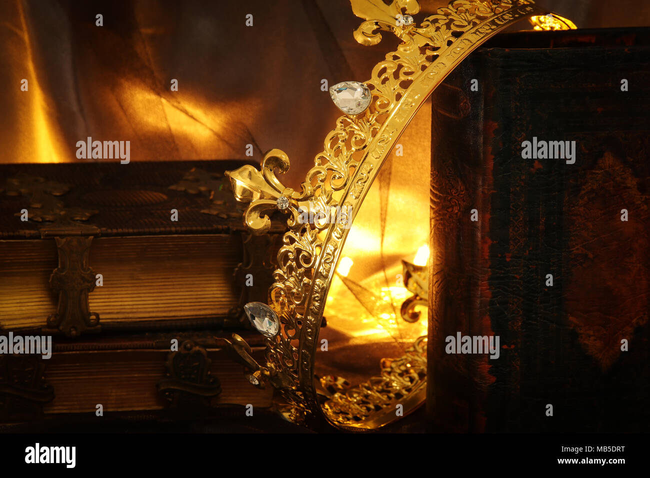 Tasto basso immagine di splendida queen/king crown sul vecchio libro. fantasy periodo medievale Foto Stock