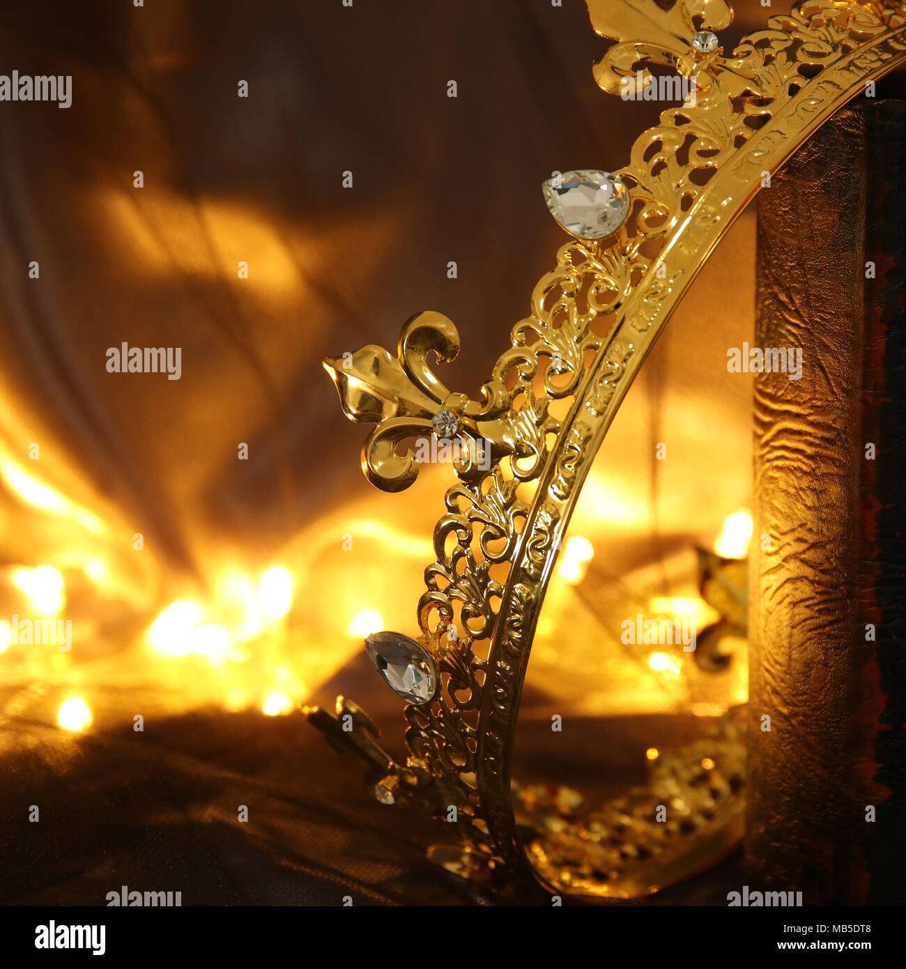 Tasto basso immagine di splendida queen/king crown sul vecchio libro. fantasy periodo medievale Foto Stock