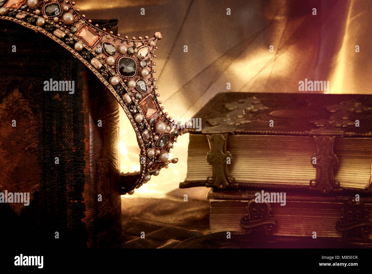 Tasto basso immagine di splendida queen/king crown sul vecchio libro. fantasy periodo medievale Foto Stock