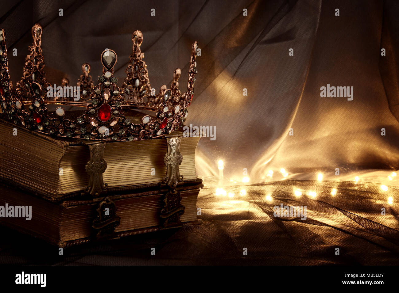 Tasto basso immagine di splendida queen/king crown sul vecchio libro. fantasy periodo medievale Foto Stock