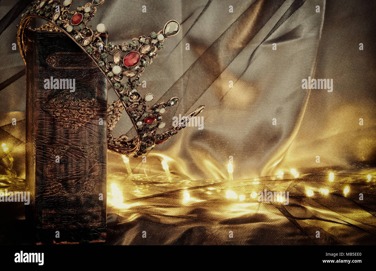 Tasto basso immagine di splendida queen/king crown sul vecchio libro. fantasy periodo medievale Foto Stock