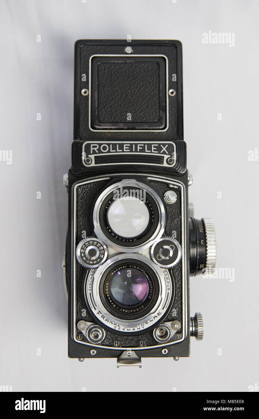 Vintage 3.5CE Rolleflex davanti un foglio bianco tessuto Foto Stock