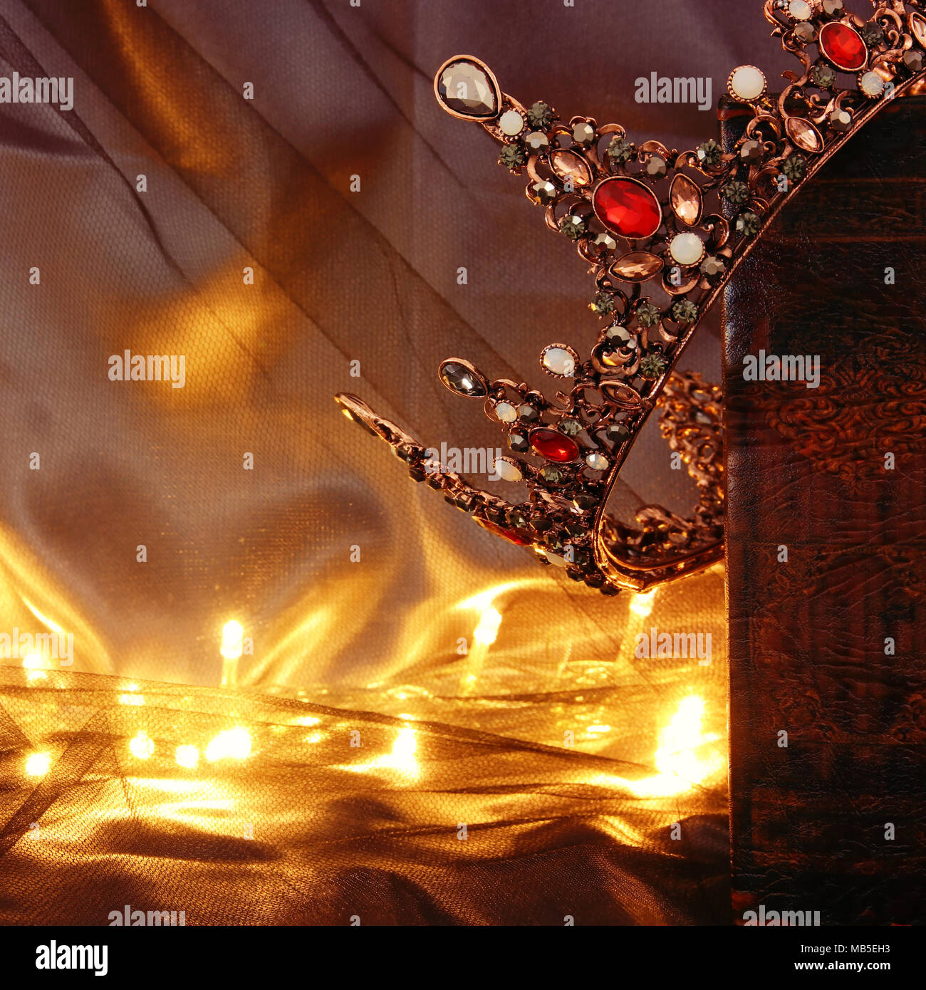 Tasto basso immagine di splendida queen/king crown sul vecchio libro. fantasy periodo medievale Foto Stock