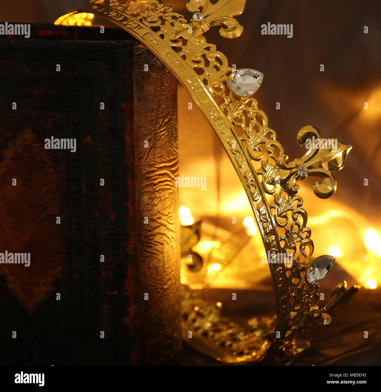 Tasto basso immagine di splendida queen/king crown sul vecchio libro. fantasy periodo medievale Foto Stock