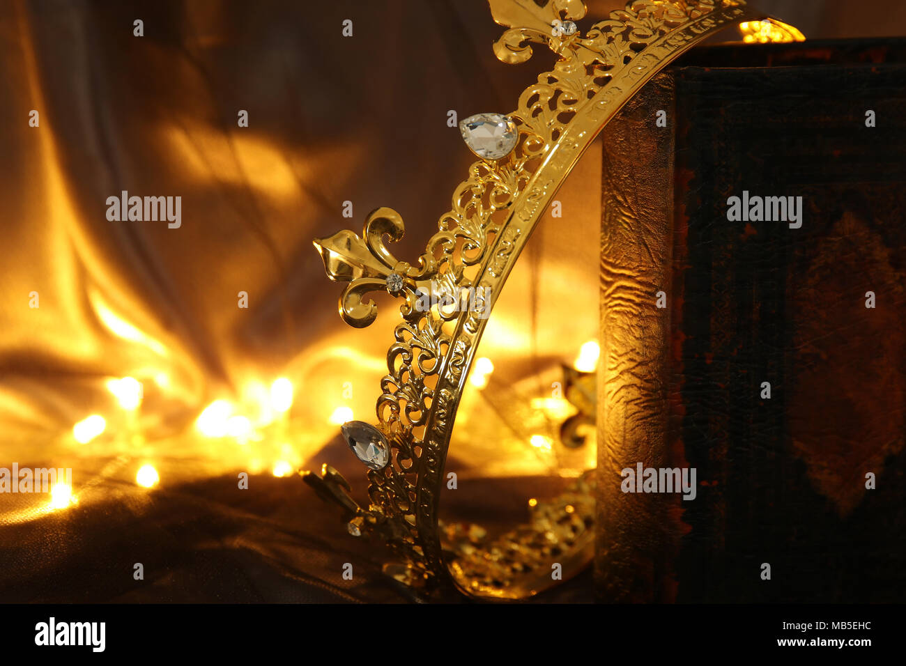 Tasto basso immagine di splendida queen/king crown sul vecchio libro. fantasy periodo medievale Foto Stock