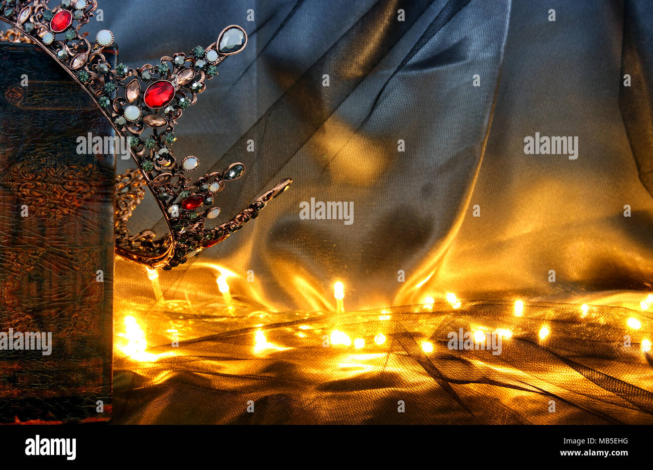 Tasto basso immagine di splendida queen/king crown sul vecchio libro. fantasy periodo medievale Foto Stock