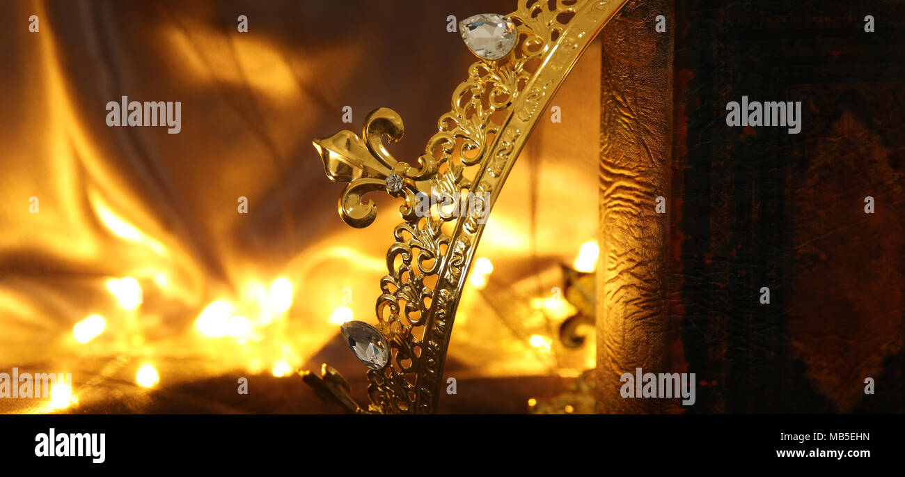 Tasto basso immagine di splendida queen/king crown sul vecchio libro. fantasy periodo medievale Foto Stock