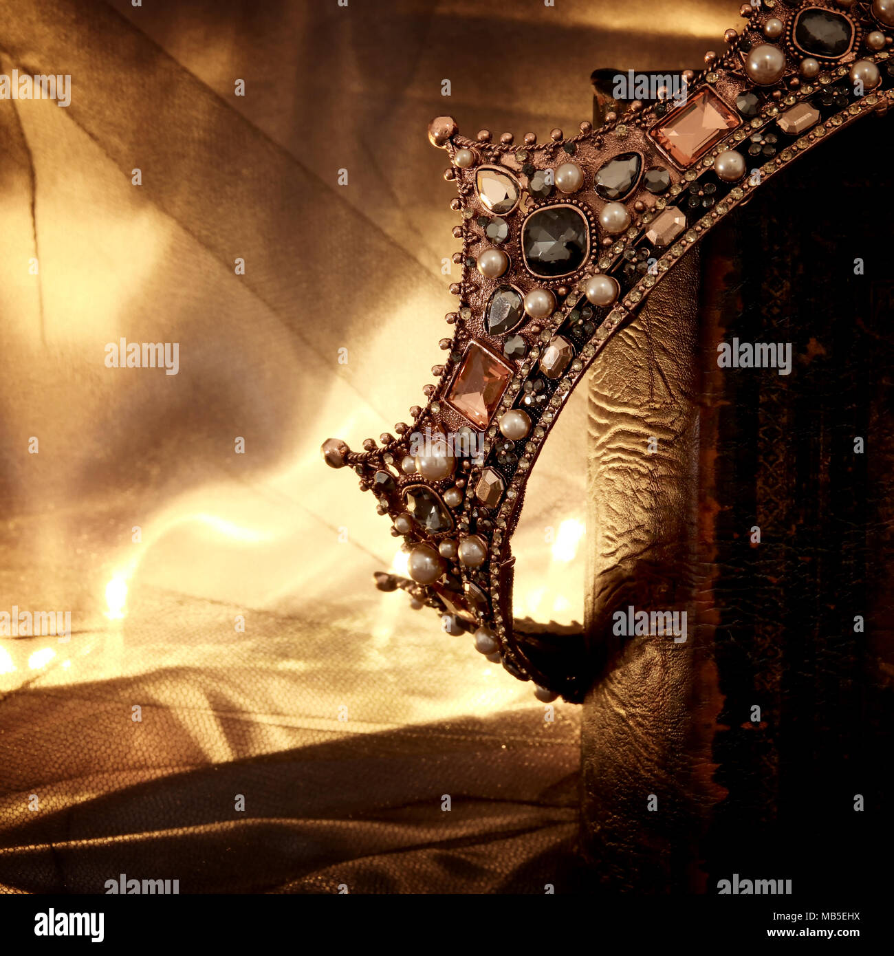 Tasto basso immagine di splendida queen/king crown sul vecchio libro. fantasy periodo medievale Foto Stock