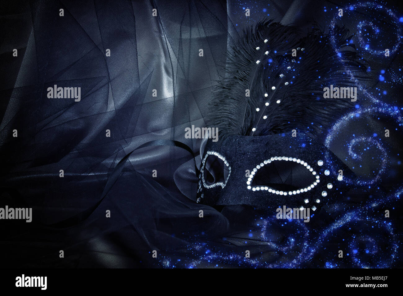 Immagine di elegante nero drammatico maschera veneziana su sfondo di tulle Foto Stock