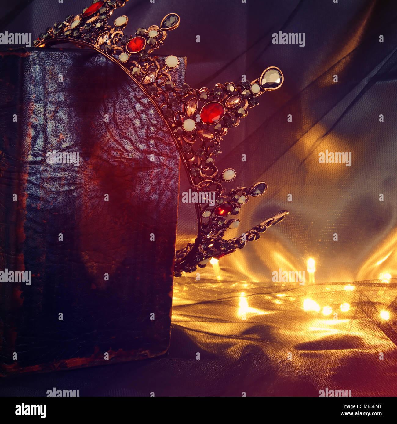 Tasto basso immagine di splendida queen/king crown sul vecchio libro. fantasy periodo medievale Foto Stock