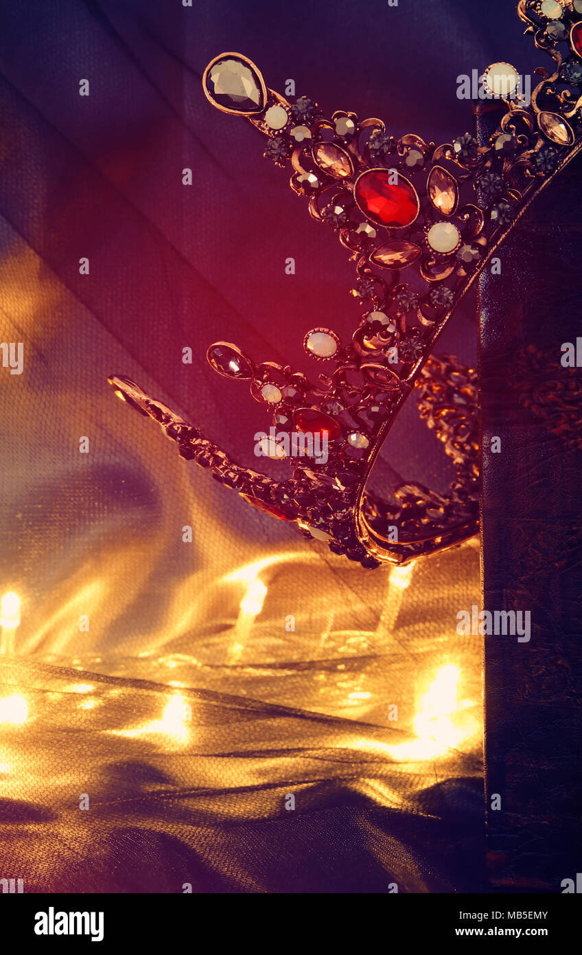 Tasto basso immagine di splendida queen/king crown sul vecchio libro. fantasy periodo medievale Foto Stock