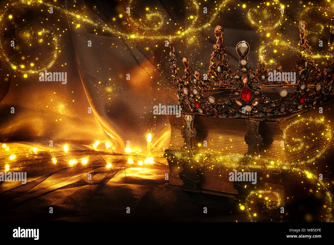 Tasto basso immagine di splendida queen/king crown sul vecchio libro. fantasy periodo medievale Foto Stock