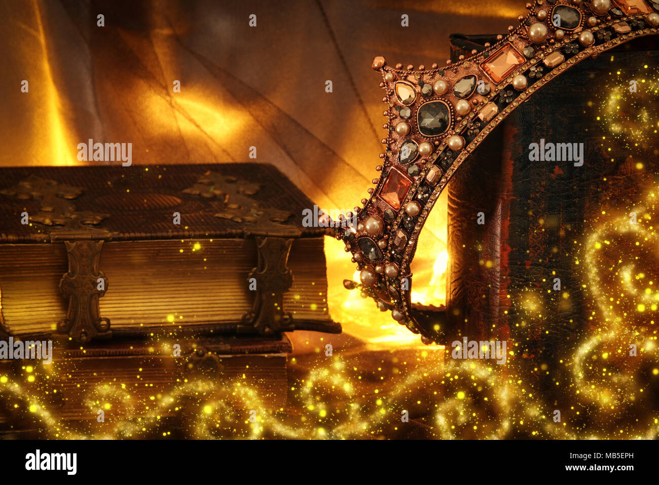 Tasto basso immagine di splendida queen/king crown sul vecchio libro. fantasy periodo medievale Foto Stock