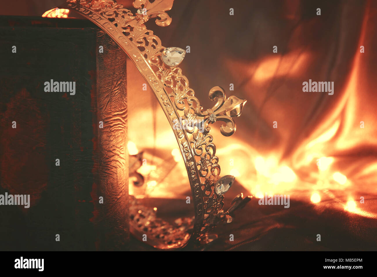 Tasto basso immagine di splendida queen/king crown sul vecchio libro. fantasy periodo medievale Foto Stock