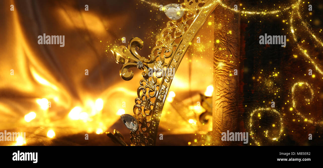 Tasto basso immagine di splendida queen/king crown sul vecchio libro. fantasy periodo medievale Foto Stock