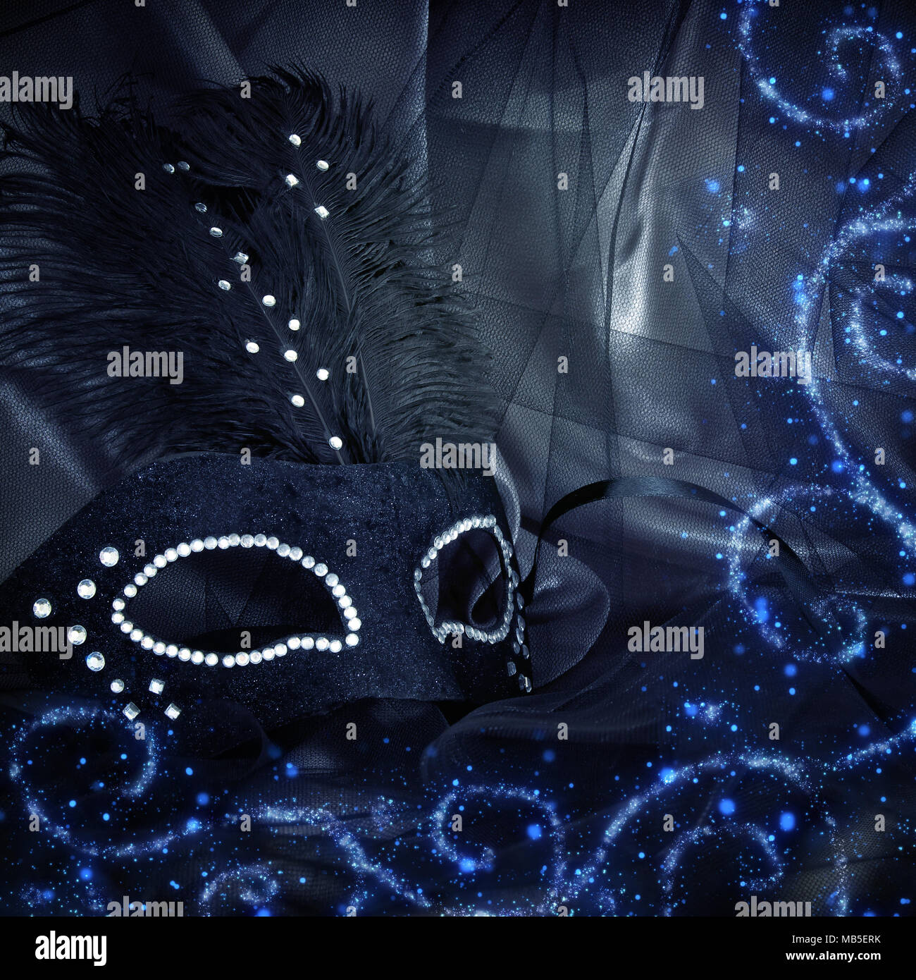 Immagine di elegante nero drammatico maschera veneziana su sfondo di tulle Foto Stock