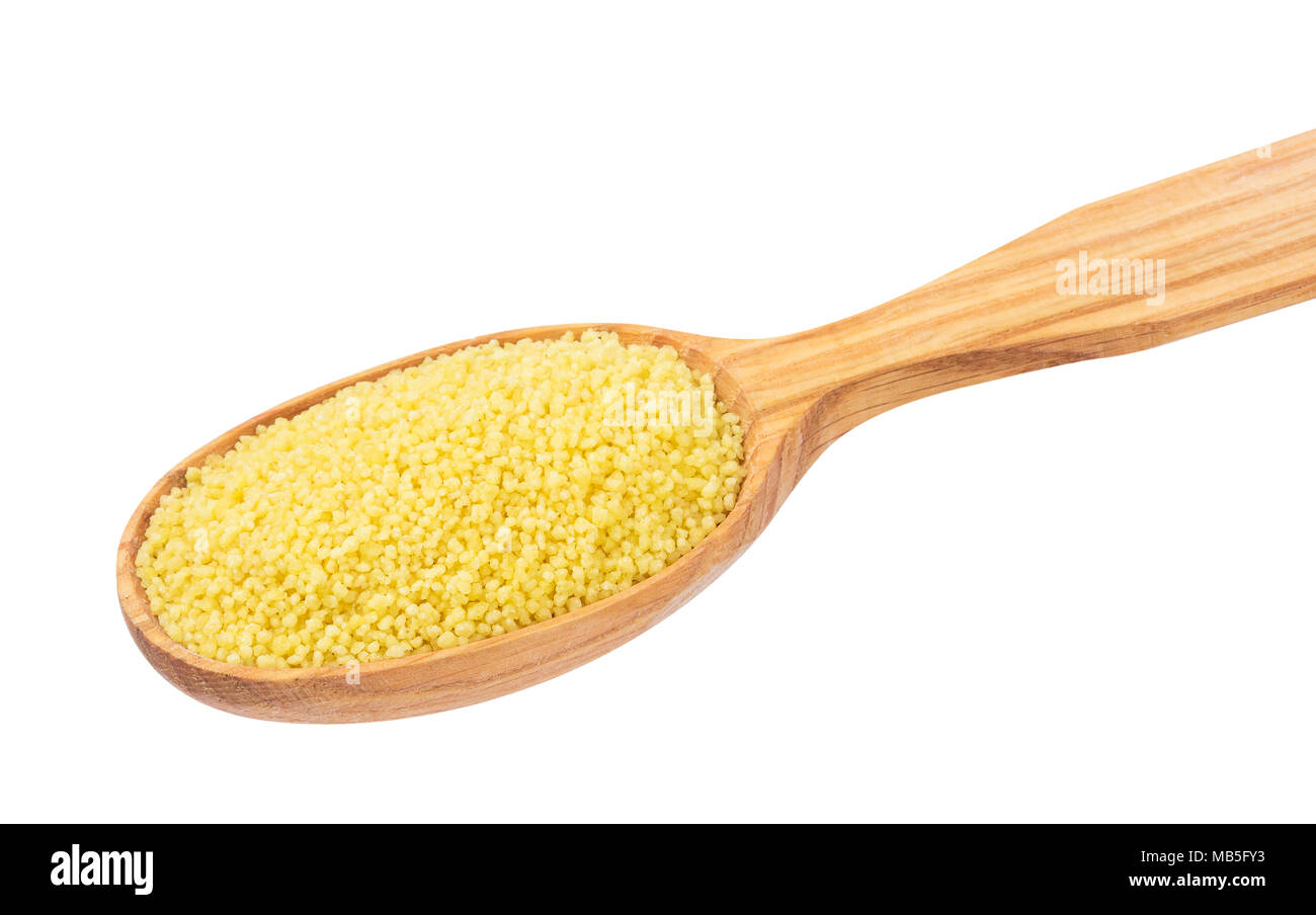 Asciugare il cous cous in cucchiaio di legno isolato su sfondo bianco Foto Stock