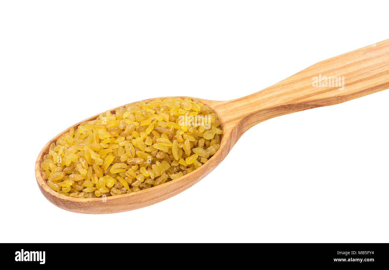 Asciugare Bulgur di grano in cucchiaio di legno isolato su sfondo bianco Foto Stock