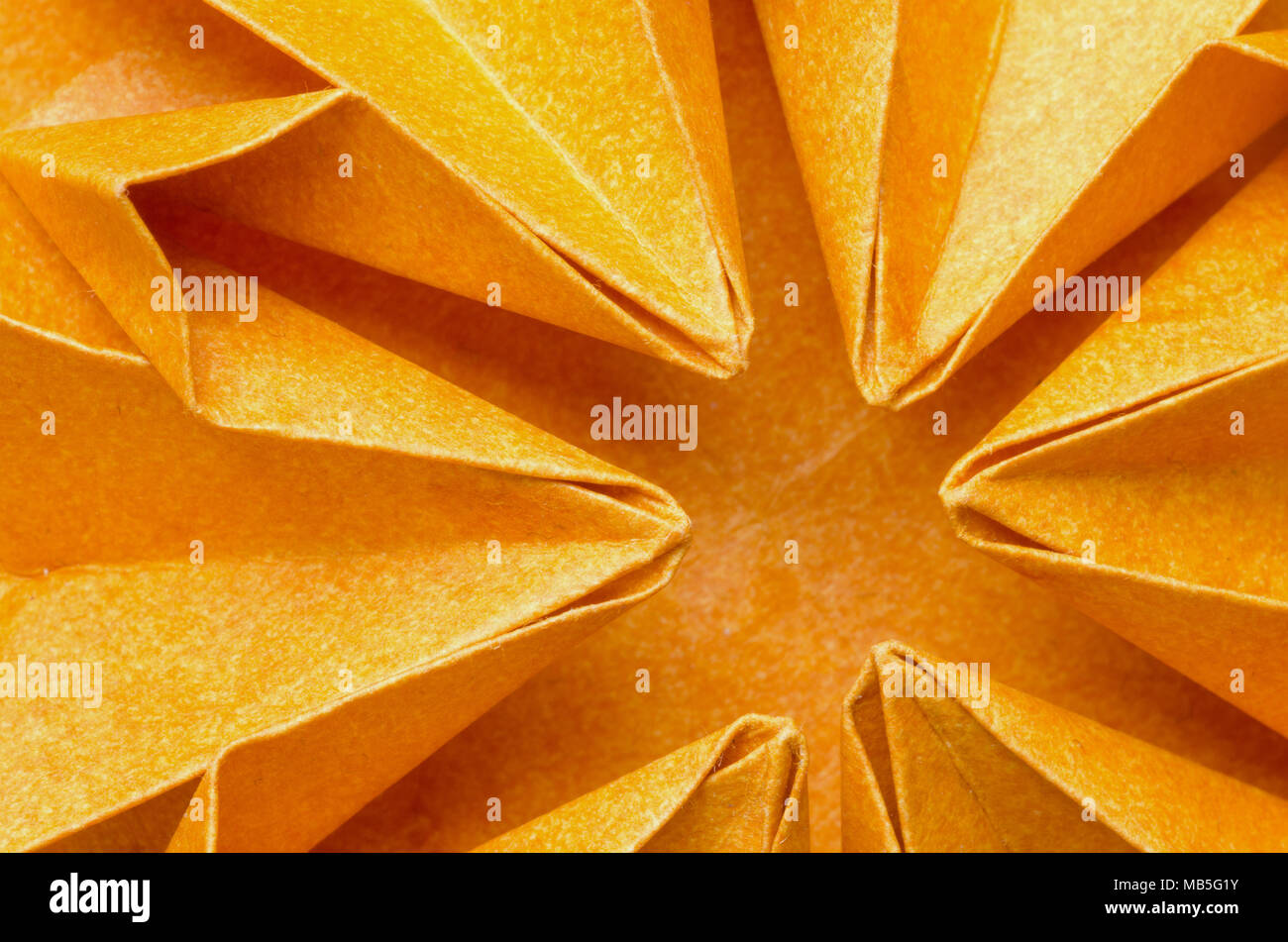 Macro di una centrale parte radiale di un arancione origami flower Foto Stock