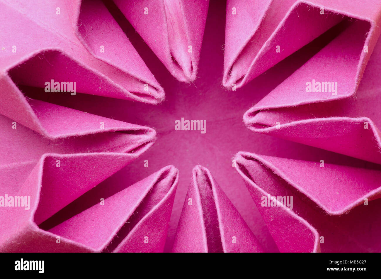 Macro della parte radiale di una carta rosa fiore origami Foto Stock