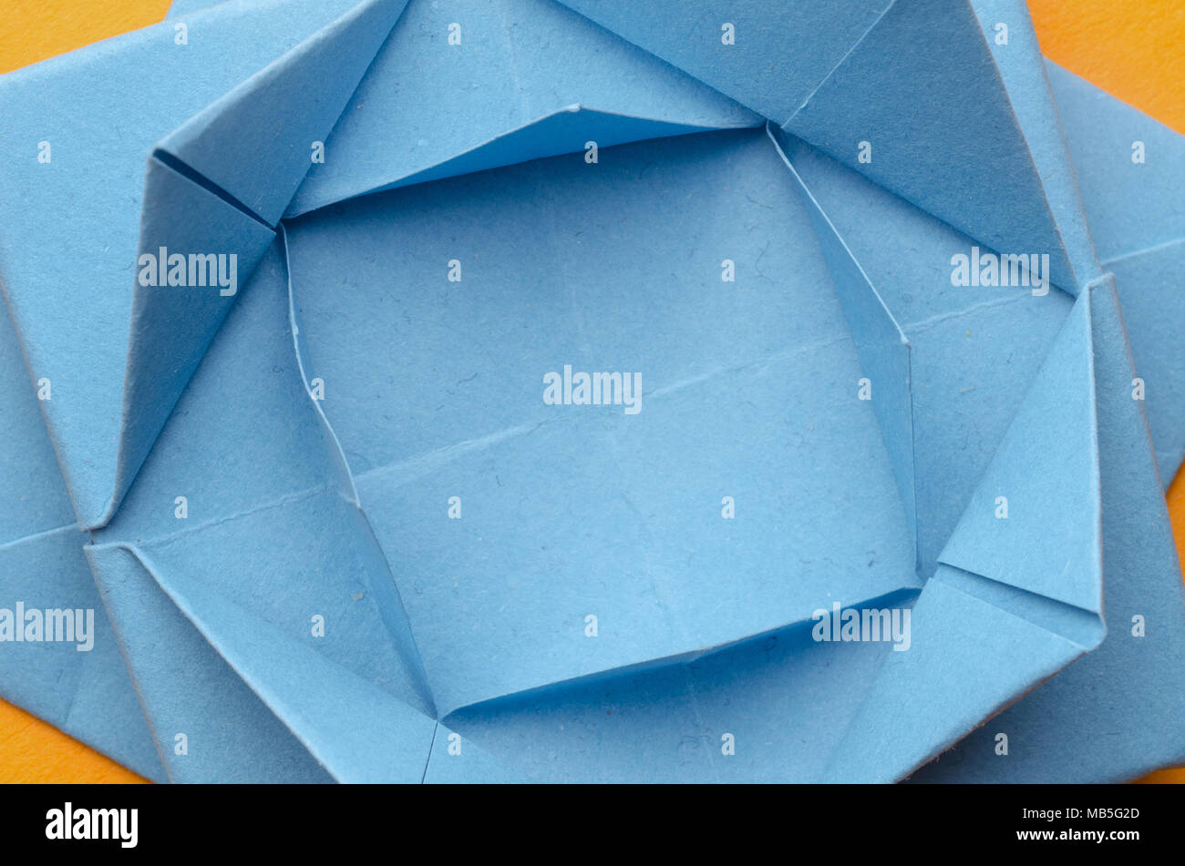 Primo piano astratto di un blu carta stilizzata fiore di loto Foto Stock