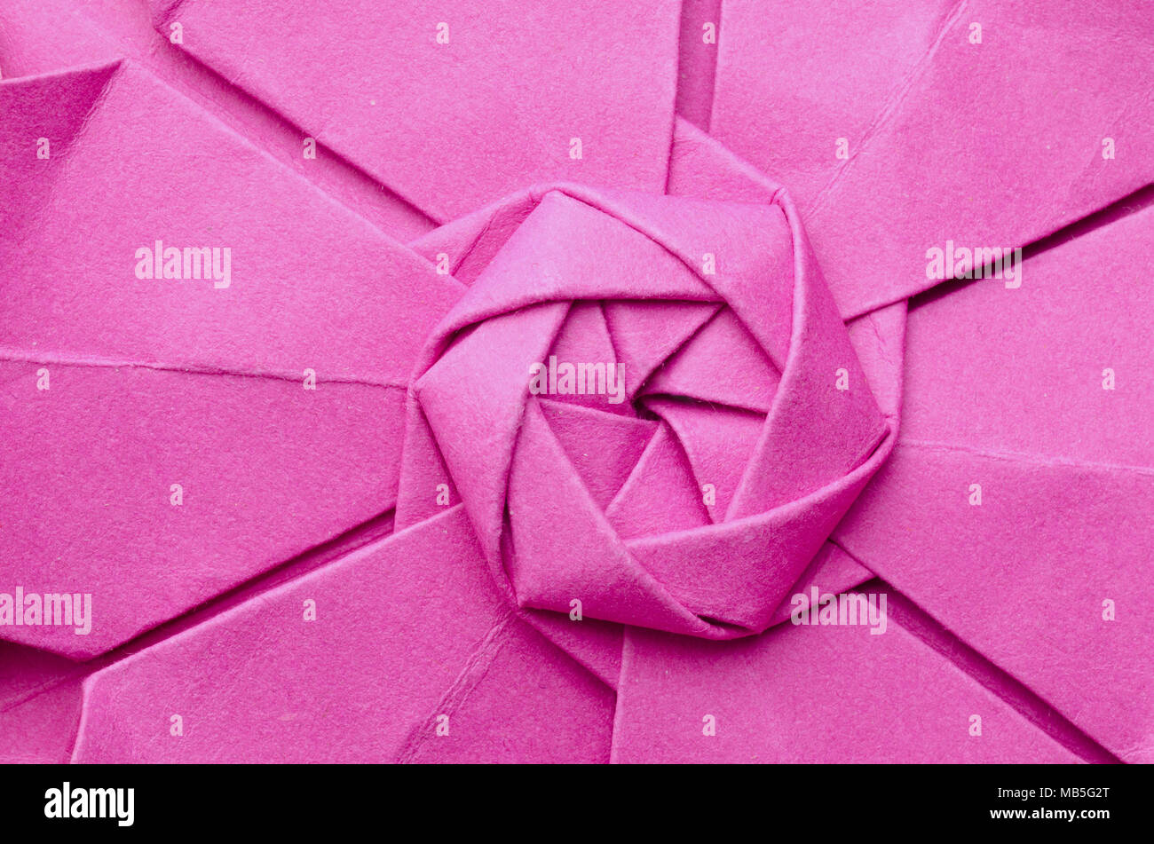 Primo piano di intricati parte centrale di una rosa di fiori origami Foto Stock