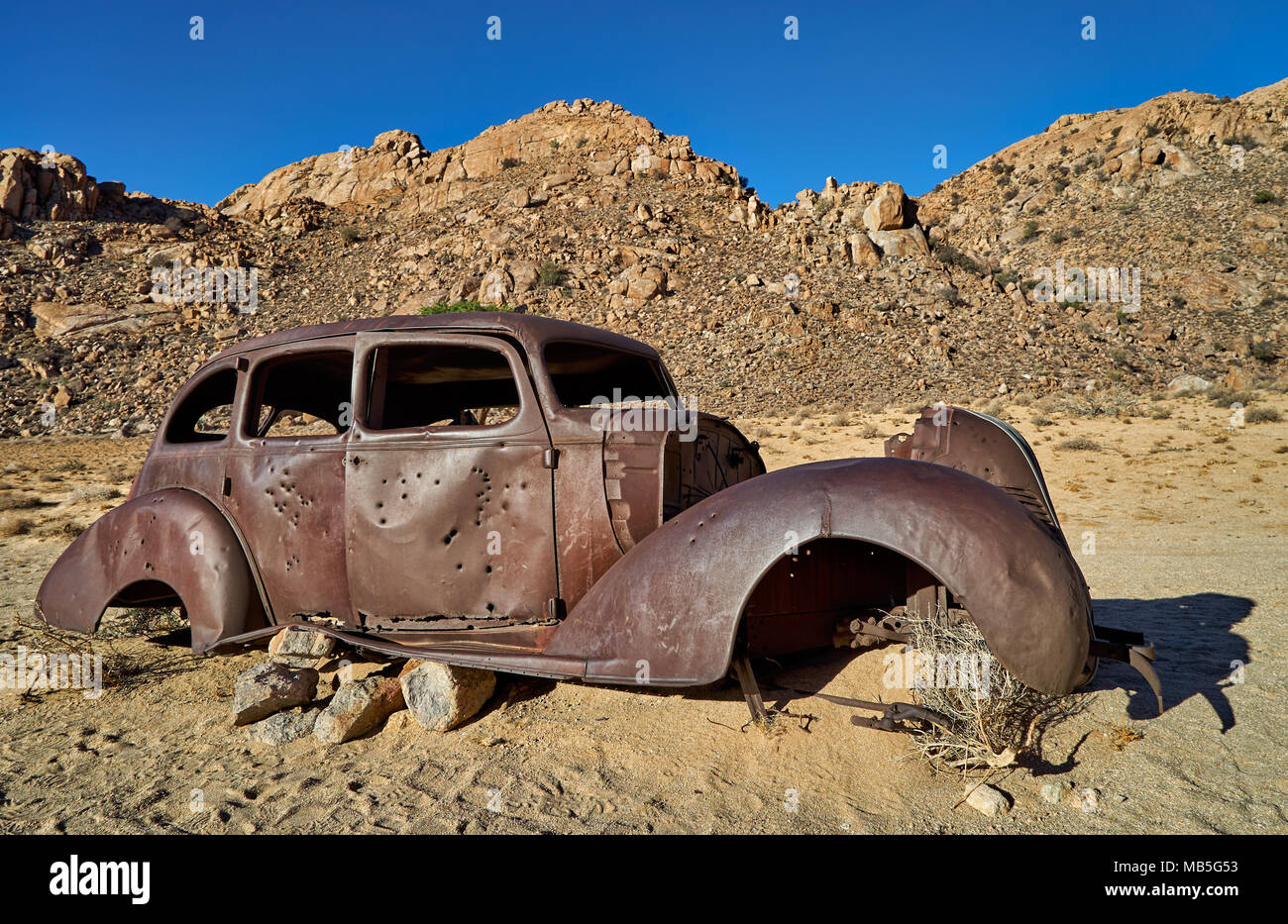 Rusty vecchia auto, old-timer, con fori di proiettile su fattoria Klein-Aus, Namibia,Africa Foto Stock