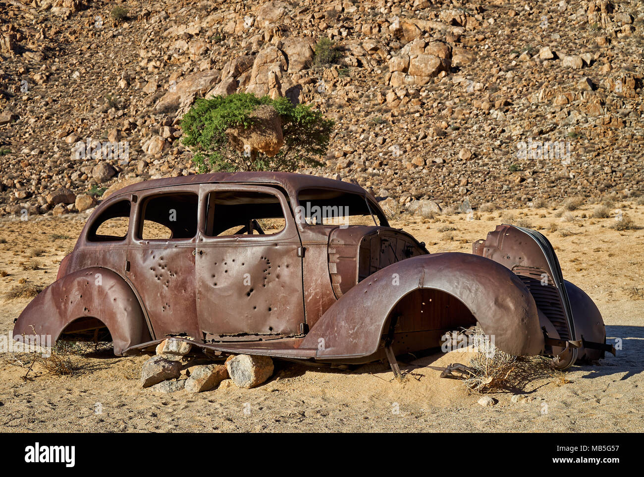 Rusty vecchia auto, old-timer, con fori di proiettile su fattoria Klein-Aus, Namibia,Africa Foto Stock