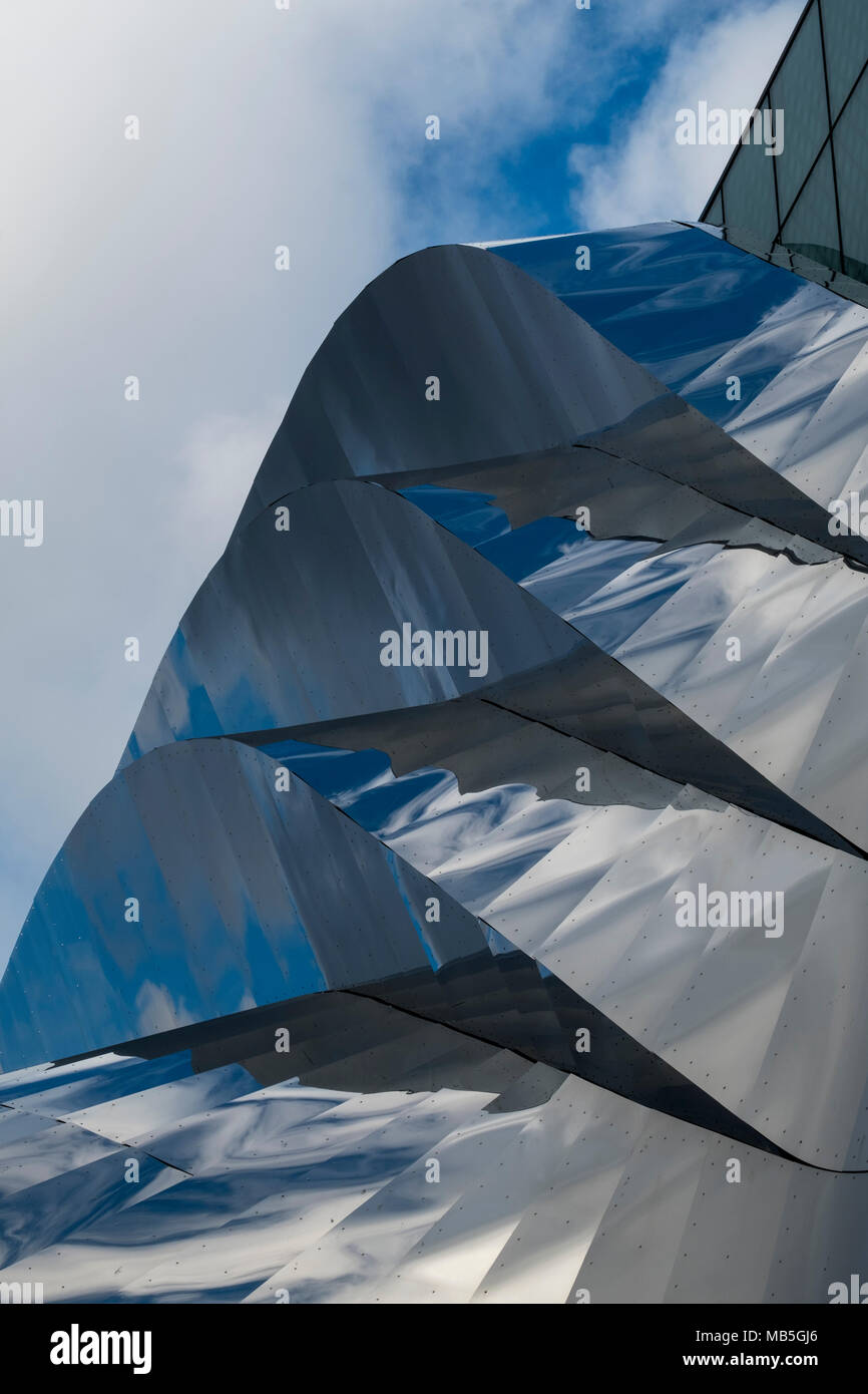 Riflessioni da metallo facciata della Grand central station Birmingham REGNO UNITO Foto Stock