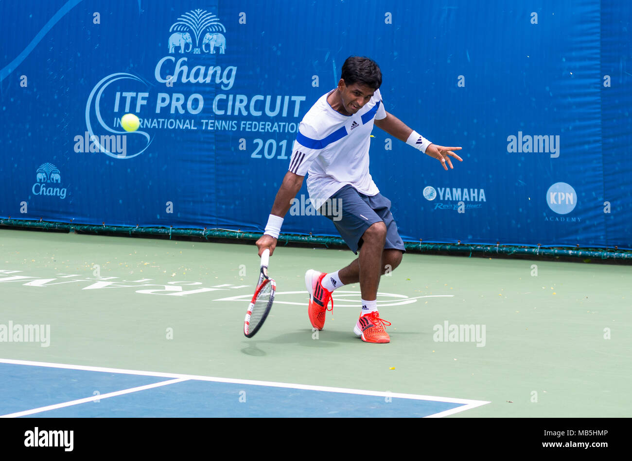 BANGKOK, 24 Giugno : Karanuday Singh di India azione in Chang ITF del circuito Pro della Federazione Internazionale di Tennis 2015 in Rama Gardens Hotel il 24 giugno 201 Foto Stock