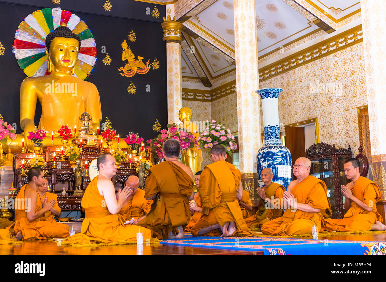 SAMUTPRAKA, Tailandia - 31 Maggio: la cerimonia di ordinazione il 31 maggio 2015 in phra samut chedi tempio in Samutprakan, Thailandia, questo è cultura tailandese per E Foto Stock