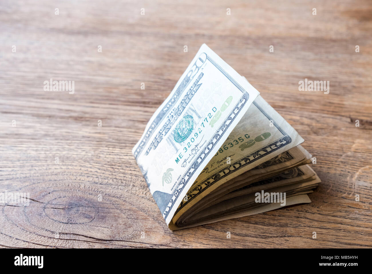 Ripiegate i soldi. Borra di US Dollar Bills su un tavolo Foto Stock