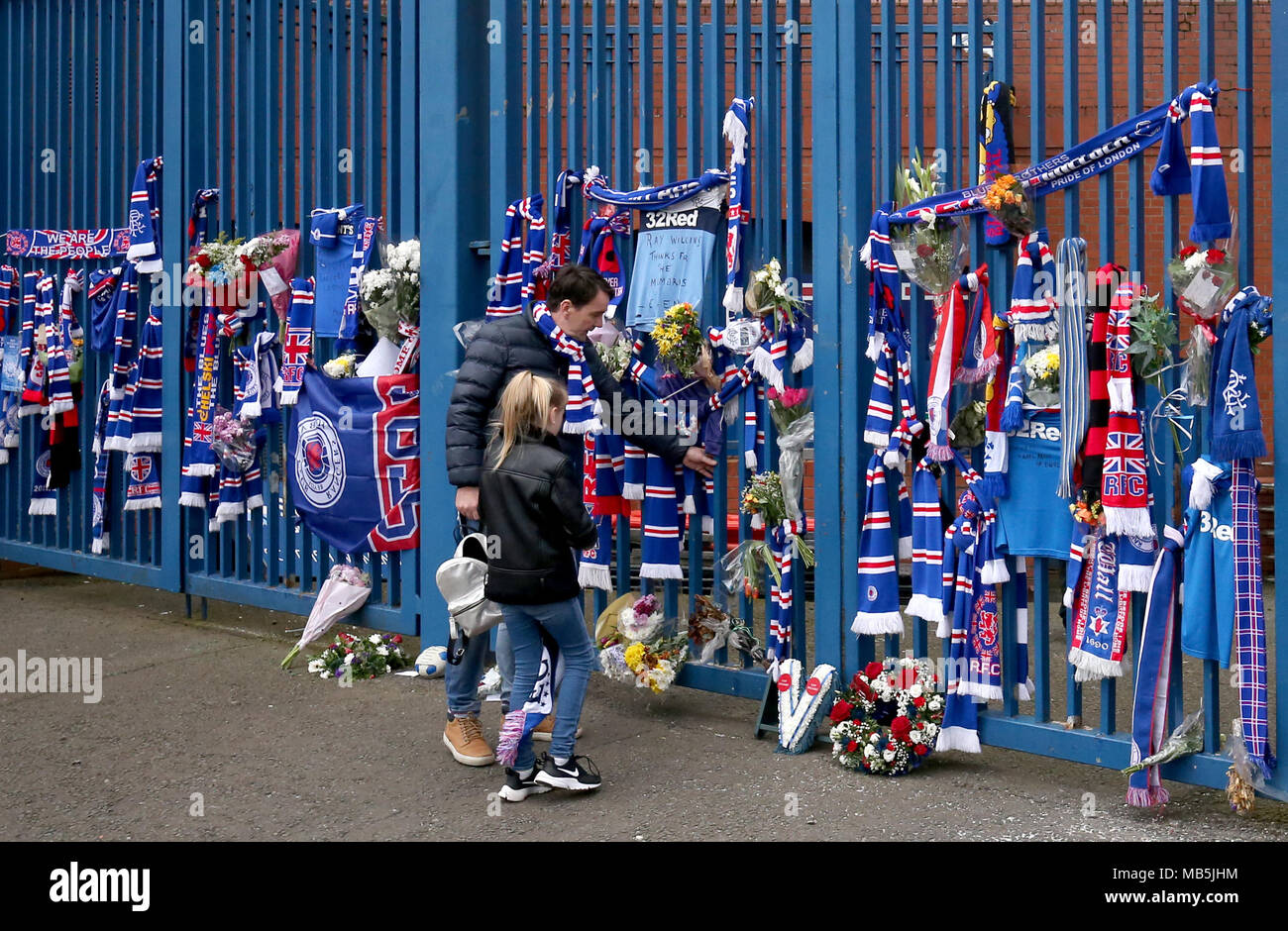 Sciarpe e omaggi floreali sui cancelli fuori dallo stadio in memoria di Ray Wilkins prima la Ladbrokes Premiership scozzese corrispondono al Ibrox Stadium, Glasgow. Foto Stock