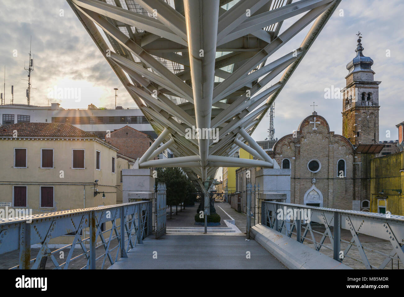 Il People Mover linea ferroviaria è un piccolo treno che collega il tronchetto nel porto di crociera con Piazzale Roma Foto Stock