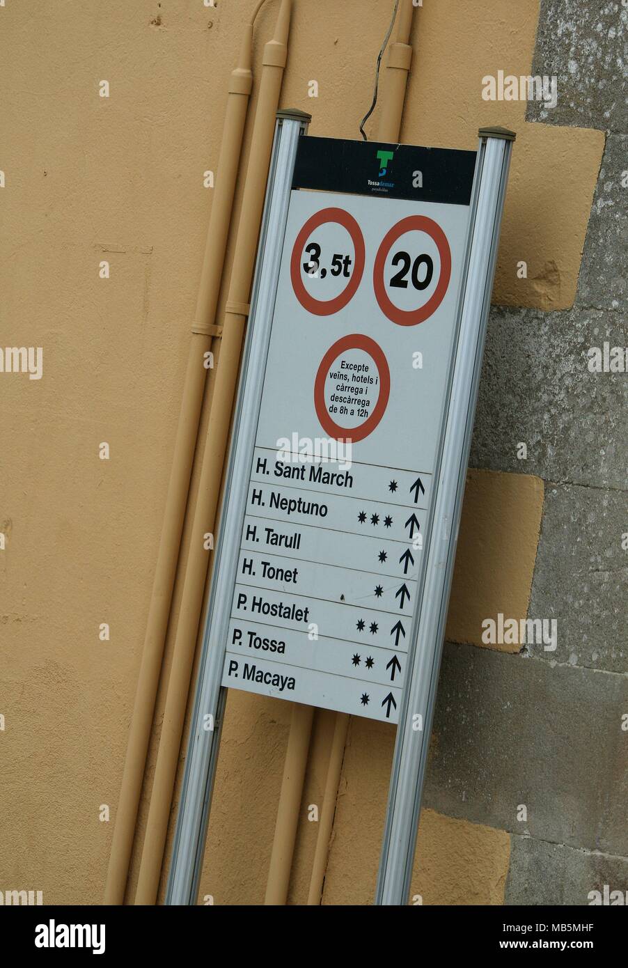Il traffico strada segno nella cittadina balneare di Tossa de Mar, sulla Costa Brava Girona nei pressi di Barcellona in Catalogna Spagna UE 2018 Foto Stock