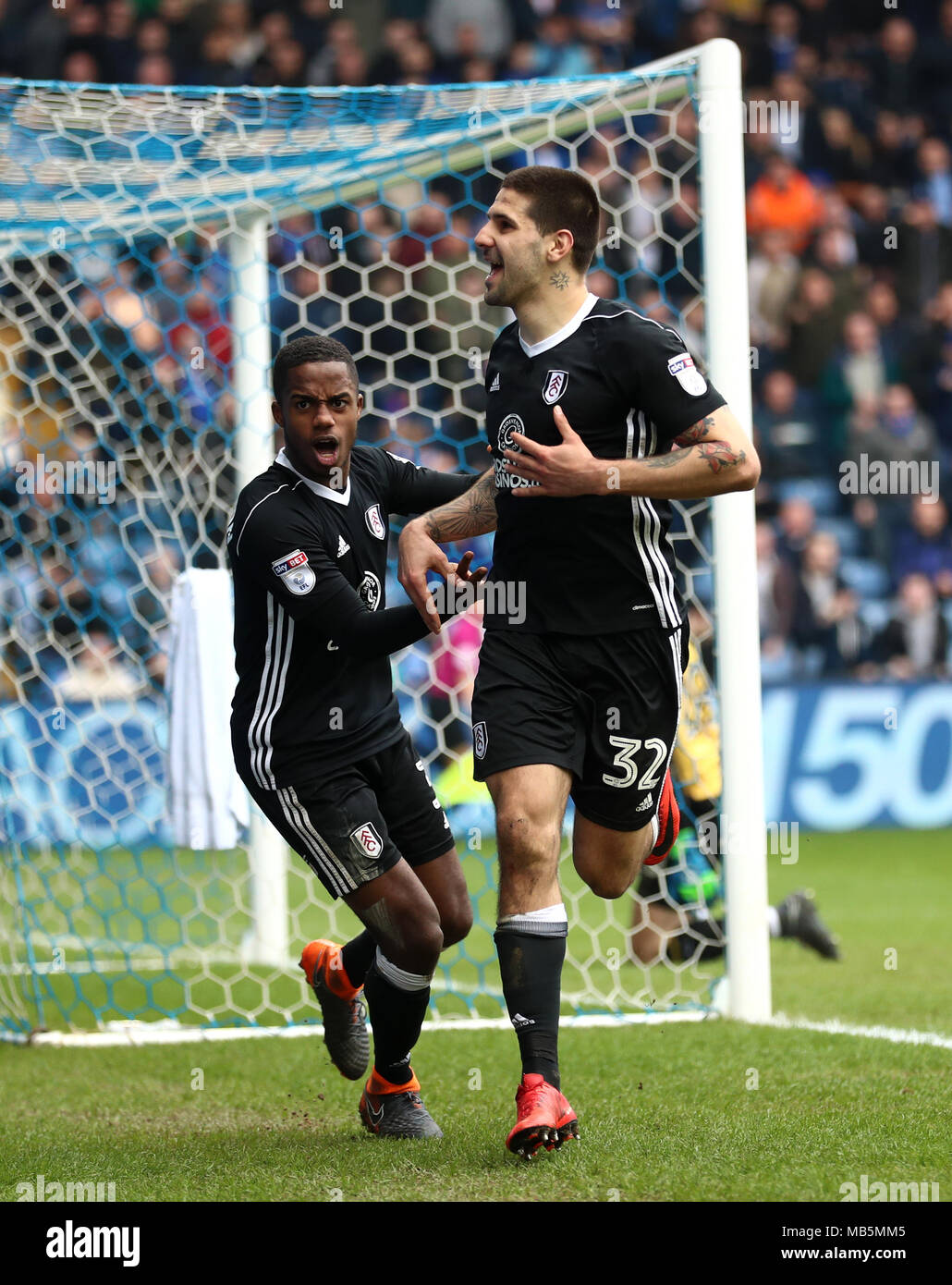 Fulham's Aleksandar Mitrovic punteggio celebra il suo lato del primo obiettivo del gioco durante il cielo di scommessa match del campionato a Hillsborough, Sheffield. Foto Stock