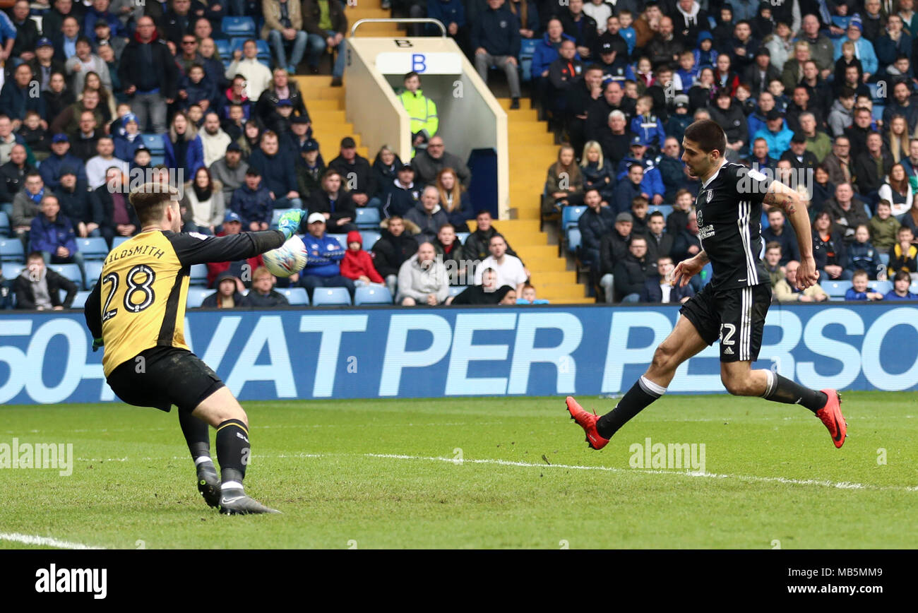 Fulham's Aleksandar Mitrovic punteggi il suo lato del primo obiettivo del gioco durante il cielo di scommessa match del campionato a Hillsborough, Sheffield. Foto Stock