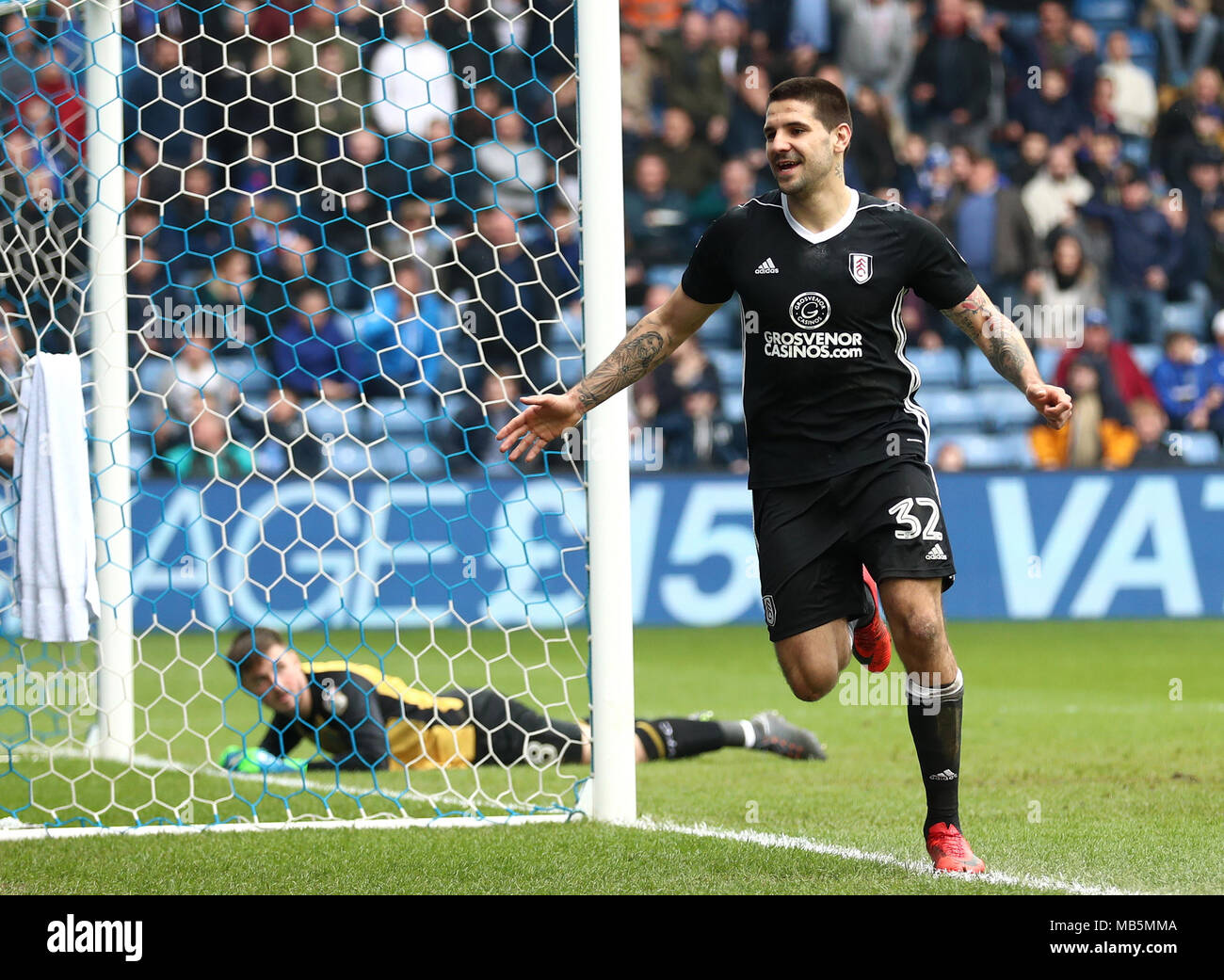 Fulham's Aleksandar Mitrovic punteggio celebra il suo lato del primo obiettivo del gioco durante il cielo di scommessa match del campionato a Hillsborough, Sheffield. Foto Stock
