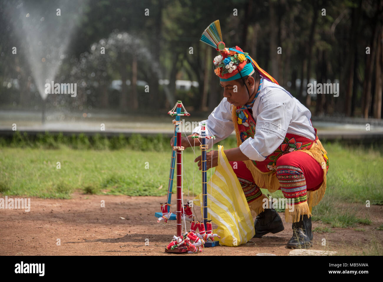 Otomi le persone a svolgere la tradizionale danza dei volantini. Un antico rituale che risale a 1.500 anni. La celebrazione è eseguita nel Parque de Chapult Foto Stock