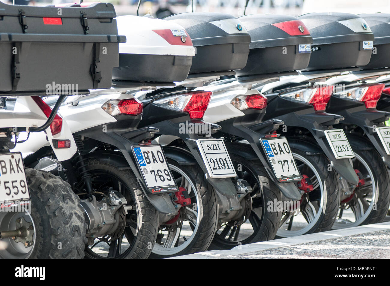 Fila di scooter a noleggio in vacanza isola di Skiathos, Grecia Foto Stock
