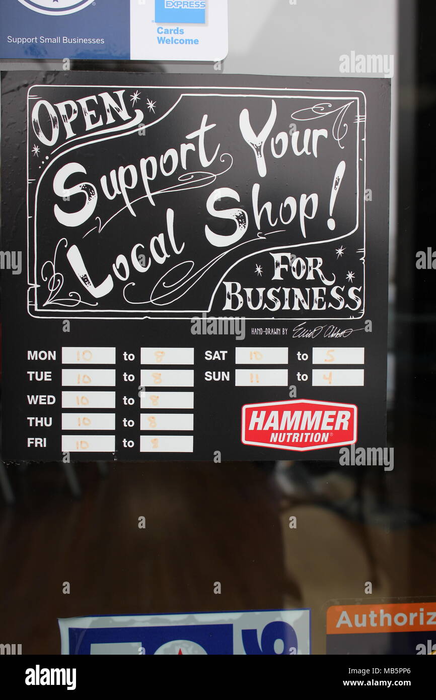 'Aprire per il business, per supportare il vostro negozio locale!' segno con le lettere in bianco. Foto Stock
