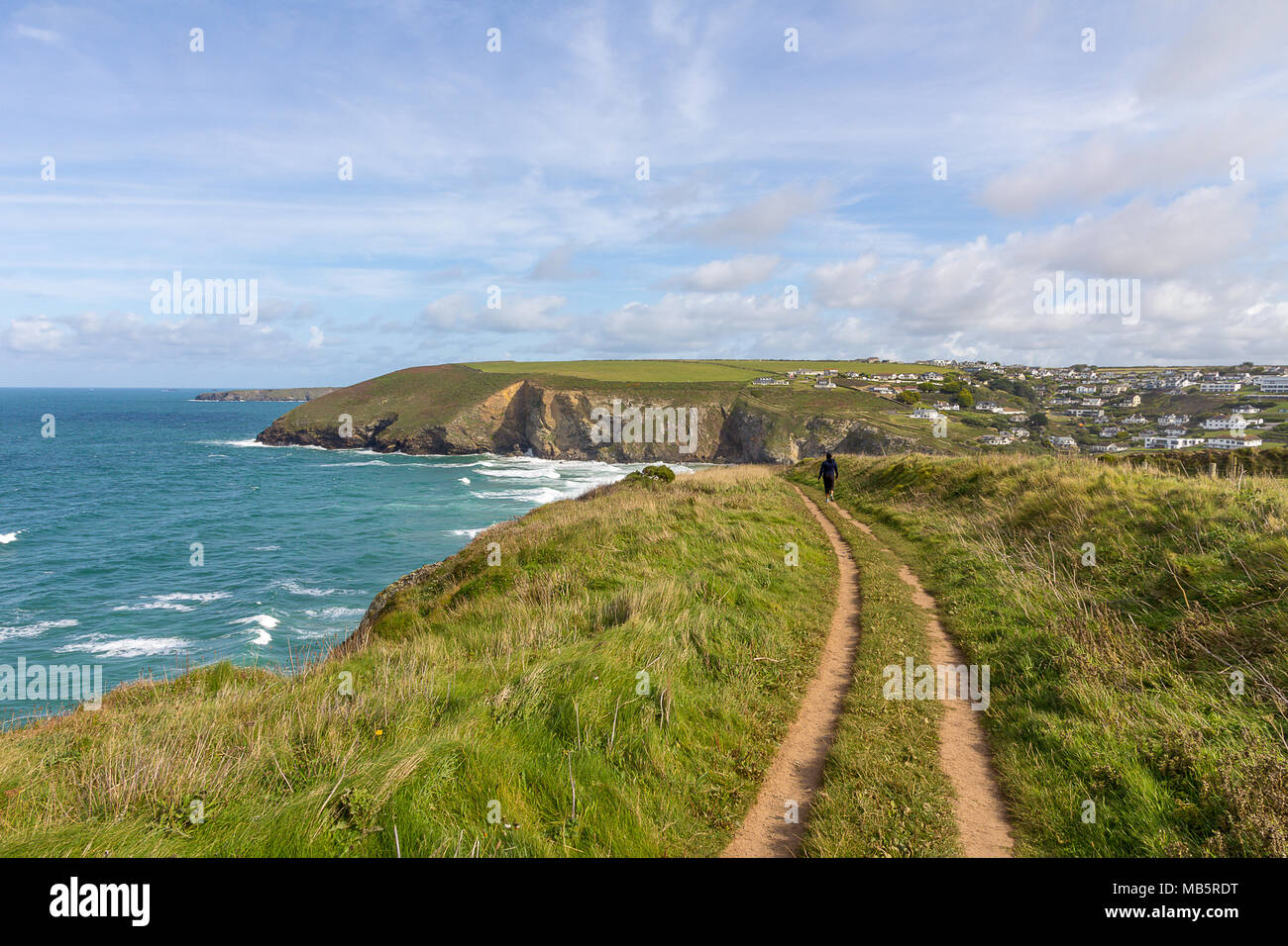 Una vista del paesaggio di Mawgan Porth da Sud ovest sentiero costiero, North Cornwall lungo la costa atlantica vicino a Newquay Foto Stock